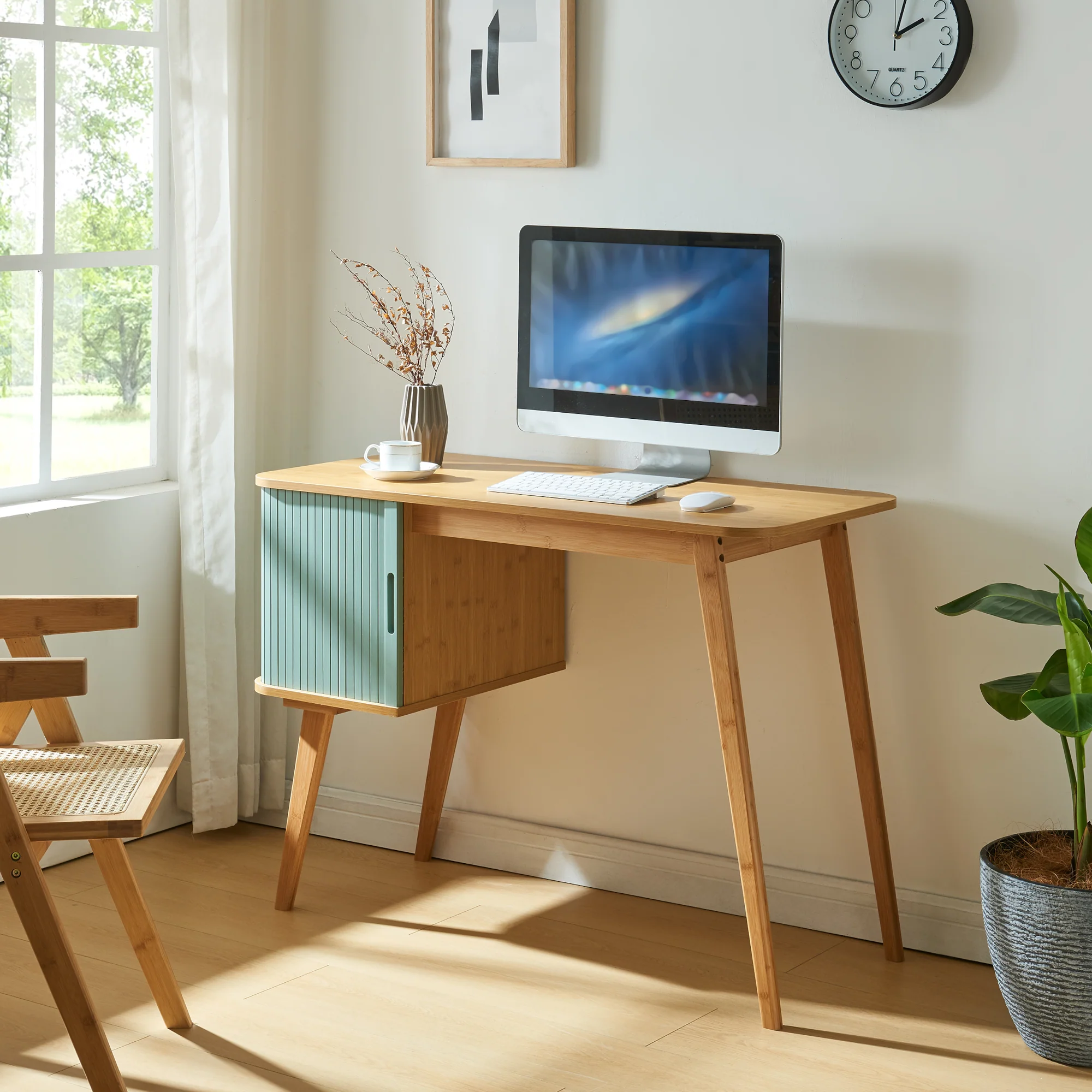 Schreibtisch Tysvær [en.casa]